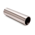 Tubo ornamental de acero inoxidable con acabado estético para arquitectura y diseño.